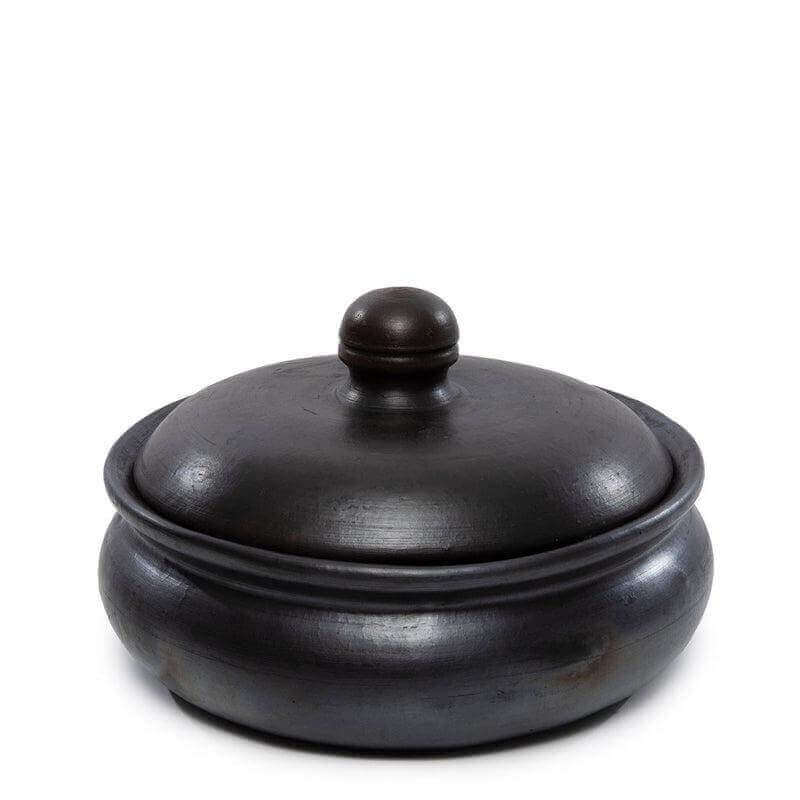 Zwarte terracotta serveerpot met deksel, perfect voor stijlvol serveren van gerechten op een mooi gedekte tafel.