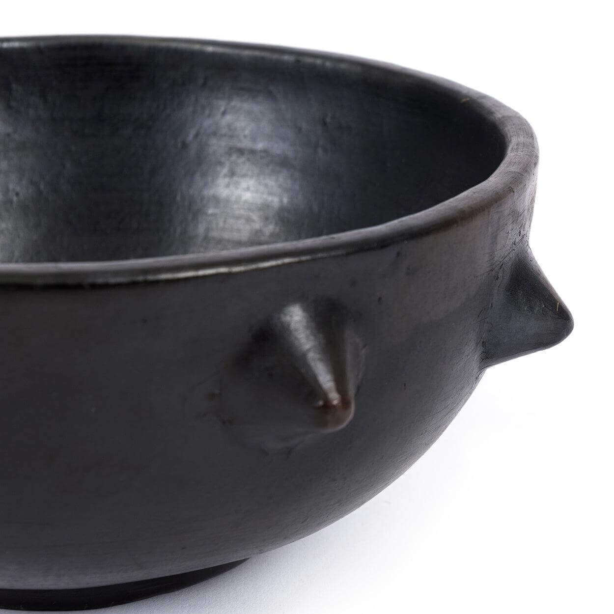 Handgemaakte zwarte teakhouten kom, ideaal voor sieraden of snacks. Elegante multifunctionele schaal voor interieurgebruik.