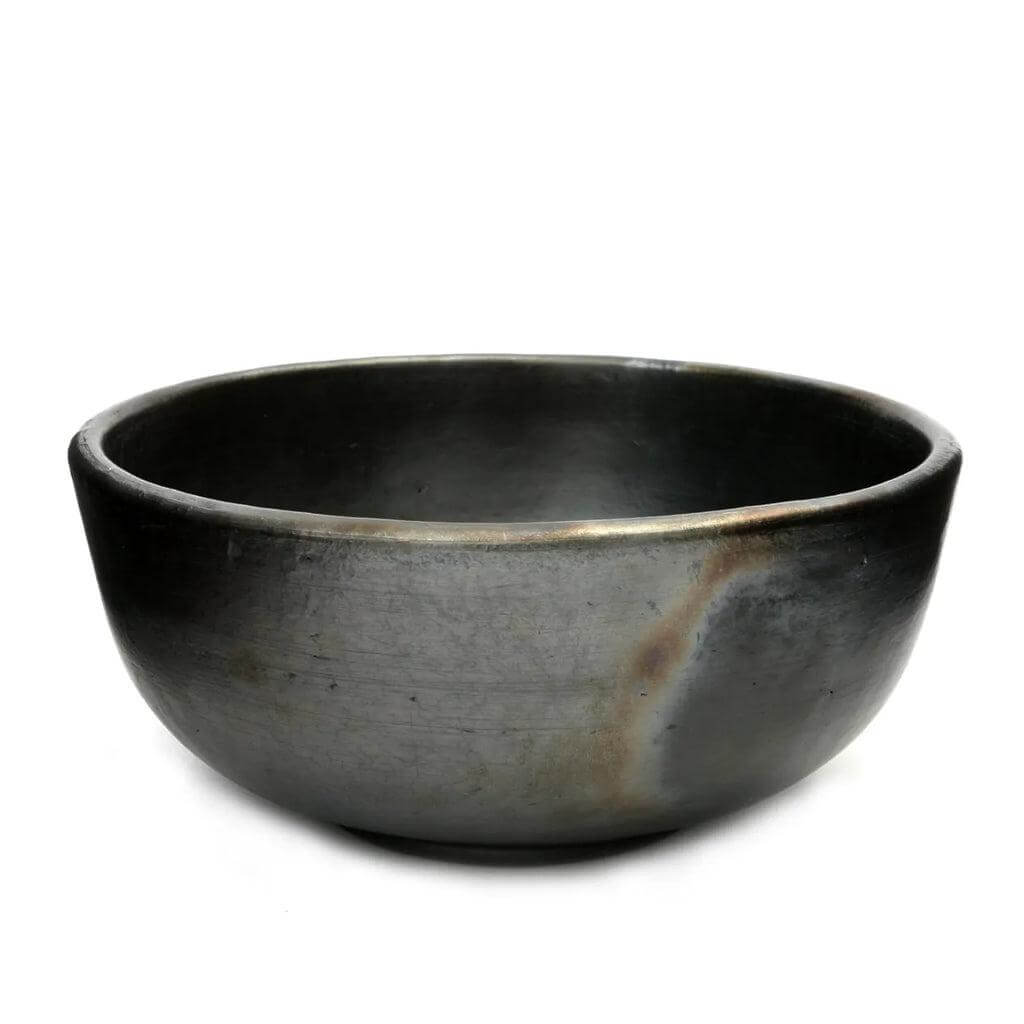 Zwarte gebrande terracotta kom, antieke look, vaatwasmachinebestendig, ideaal voor voeding. Hoogte 9cm, diameter 20cm, uniek servies.