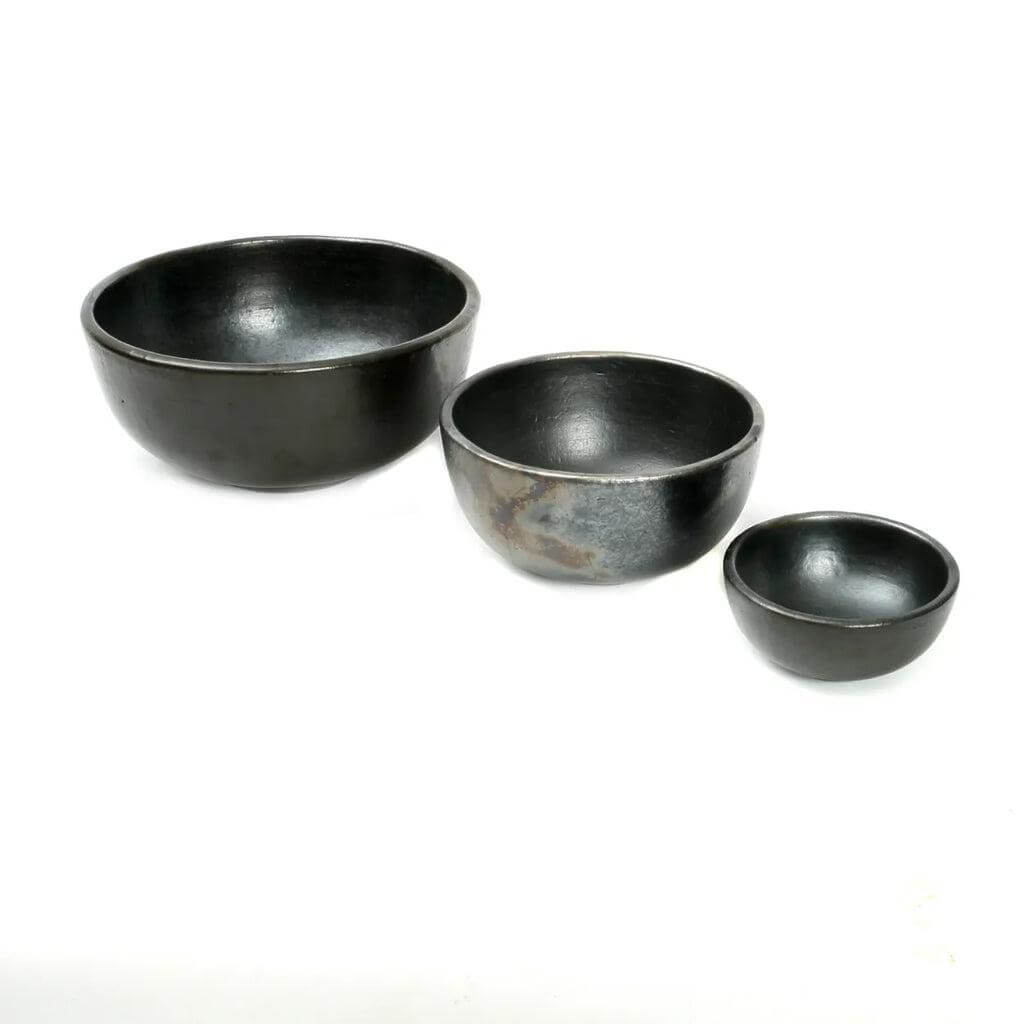 Set van drie gebrande terracotta kommen in zwart, vaatwasmachinebestendig, met antieke uitstraling. Uniek servies voor elke gelegenheid.