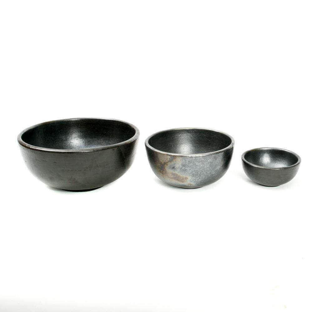 Set van drie zwarte gebrande terracotta kommen, antieke look. Ideaal voor elke gelegenheid. Vaatwasmachinebestendig en voedselveilig.