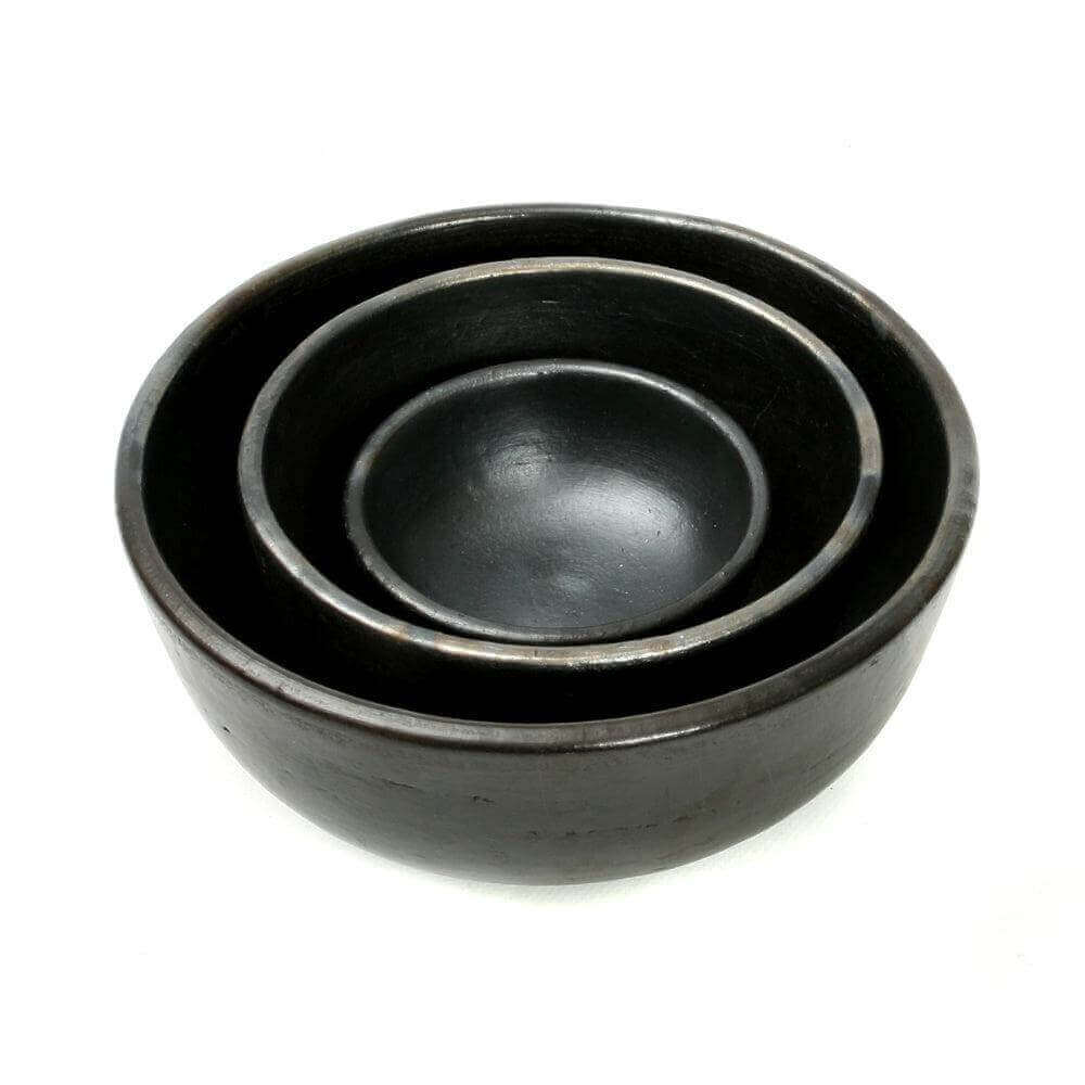 Set van zwart gebrande terracotta kommen in antieke stijl, vaatwasmachinebestendig, perfect voor unieke tafelarrangementen.