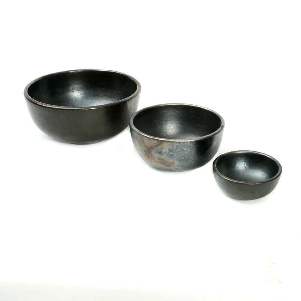 Gebrande terracotta kommen set in zwart, antieke look, vaatwasserbestendig. Ideaal voor elke gelegenheid. Diameter grootste kom: 20 cm.