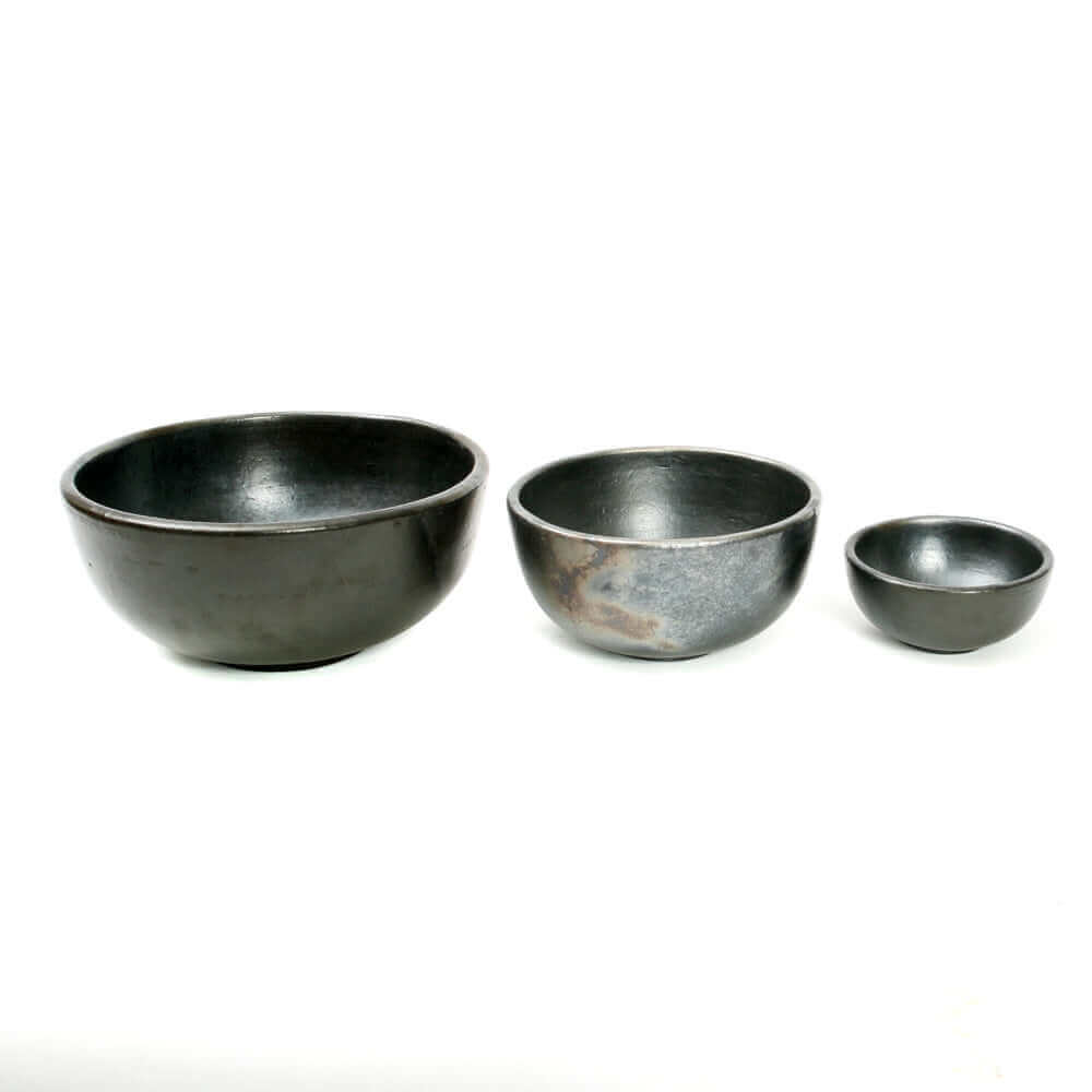 Set van drie zwarte gebrande terracotta kommen van verschillende grootte. Voor vaatwasser en voeding geschikt.