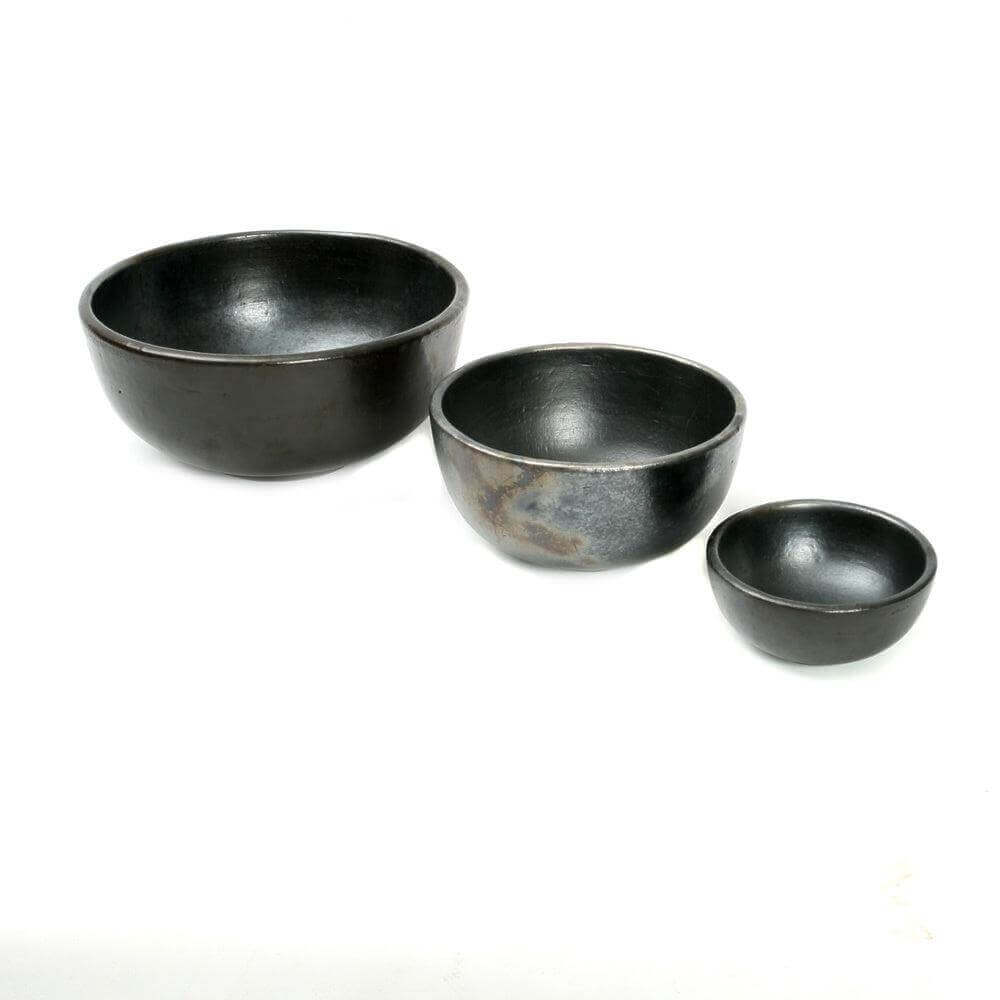 Set van drie gebrande terracotta kommen in zwart, met een antieke look. Ideaal voor elke gelegenheid, vaatwasmachinebestendig. 8x16x16 cm.