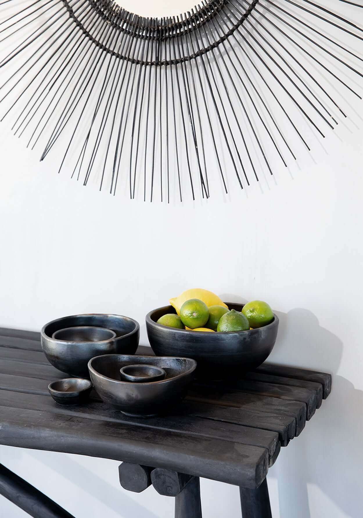Zwarte gebrande terracotta kommen op tafel met fruit, unieke antieke look, perfect voor elke gelegenheid.