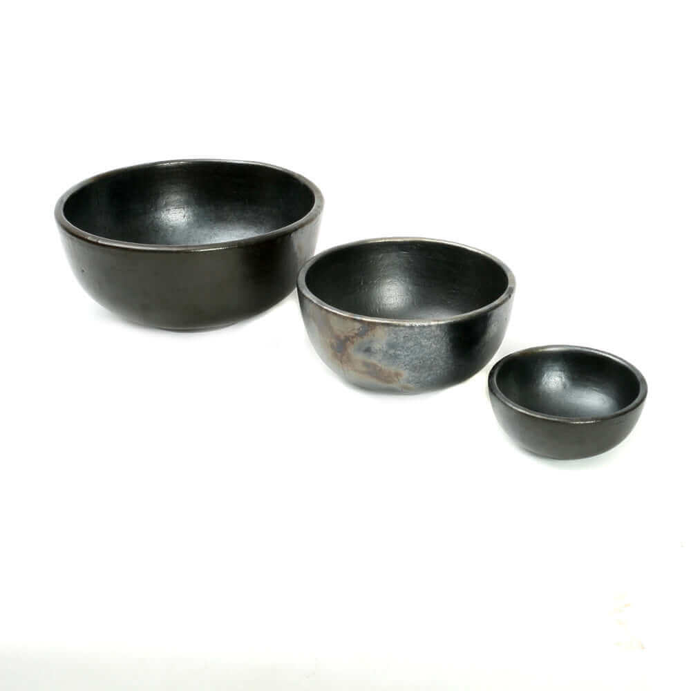 Drie gebrande terracotta kommen in zwart, uniek servies voor elke gelegenheid, vaatwasmachinebestendig en geschikt voor voeding.