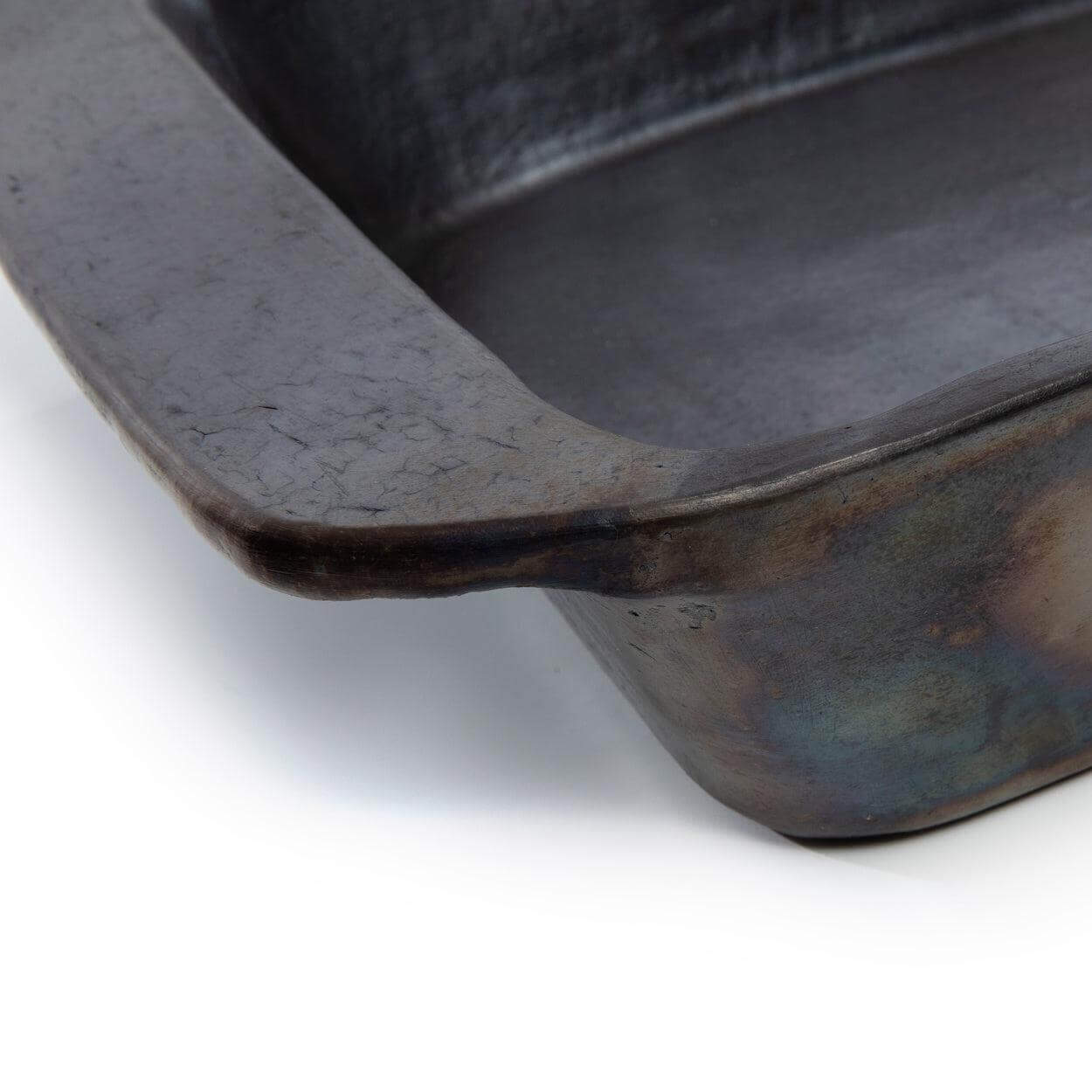 Zwart gebrande terracotta ovenschaal, ideaal voor culinaire verrassingen. Strak design, afmetingen 14x28x37 cm.