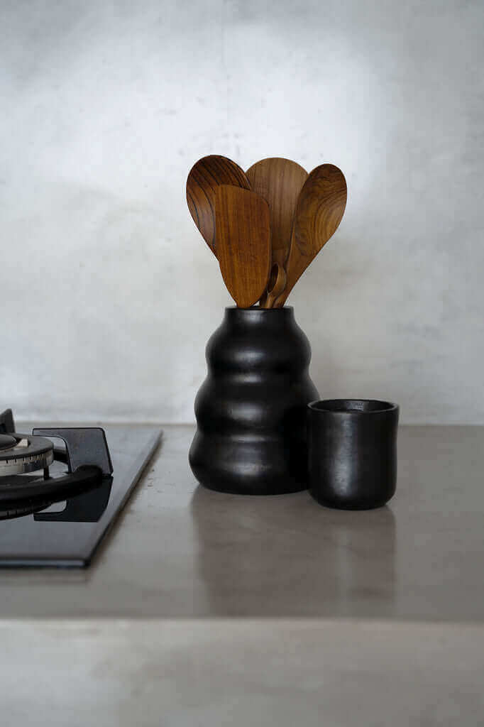 Zwart gebrande vaas voor gedroogde bloemen, perfect voor op tafel. Stijl en functionaliteit in je keuken met de Burned collectie.