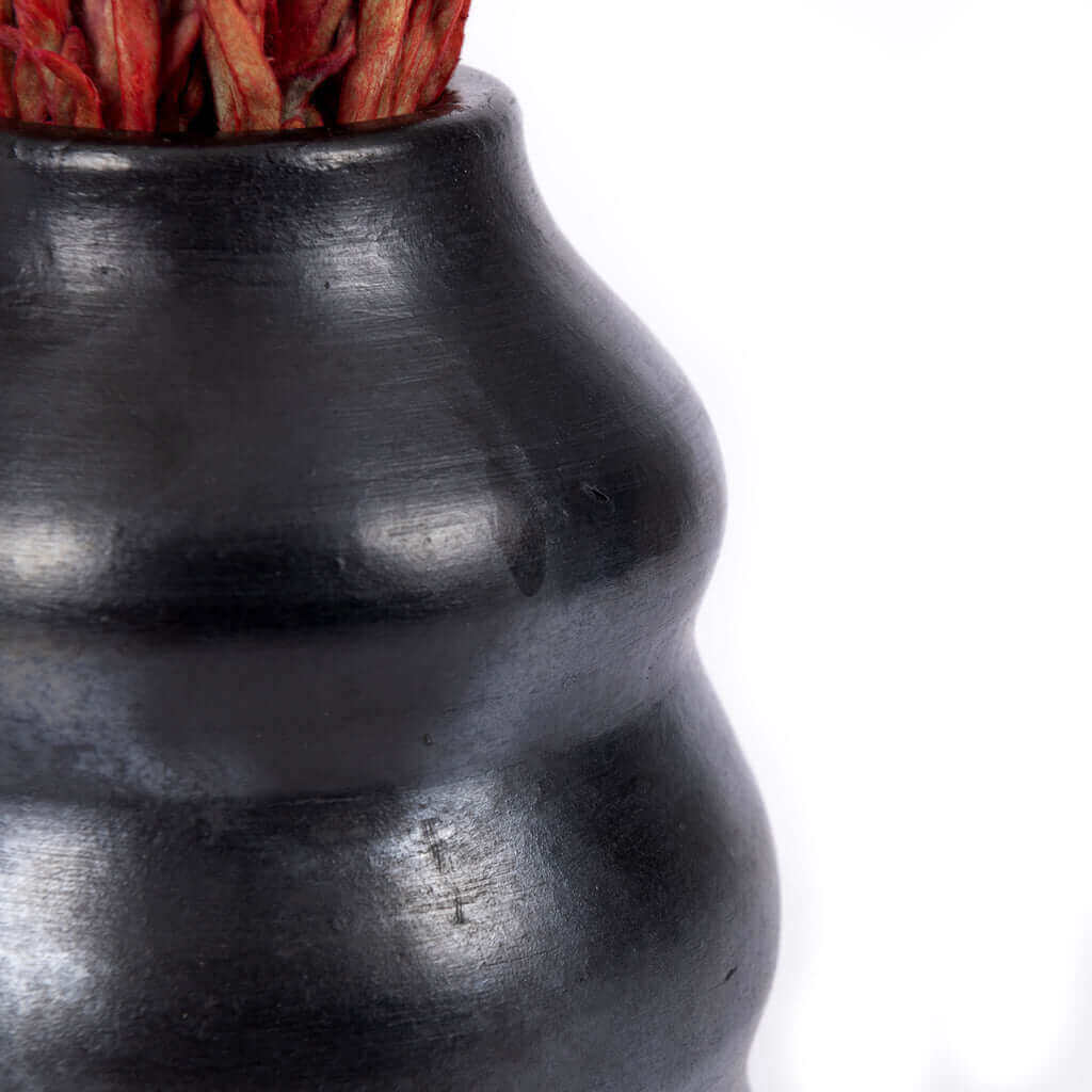Zwartgebrande vaas uit de Burned collectie, perfect voor gedroogde bloemen of keukengerei. Stijlvol design voor elke tafel.