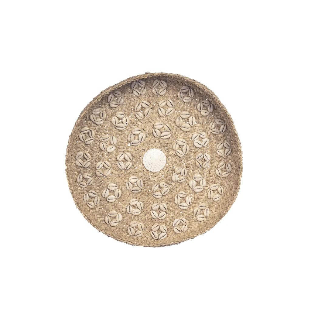 Decoratieve De Caribe Shell Plate, gemaakt van gras en schelpen, in natuurlijke witte kleur, 42 cm breed.