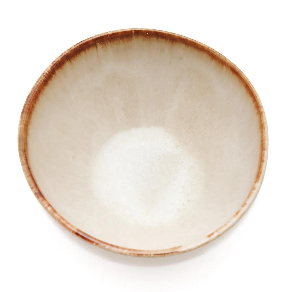 Handgemaakte Portugese Cornflakeskom met unieke kleurschakeringen en wit-geel design, perfect voor elke gedekte tafel.