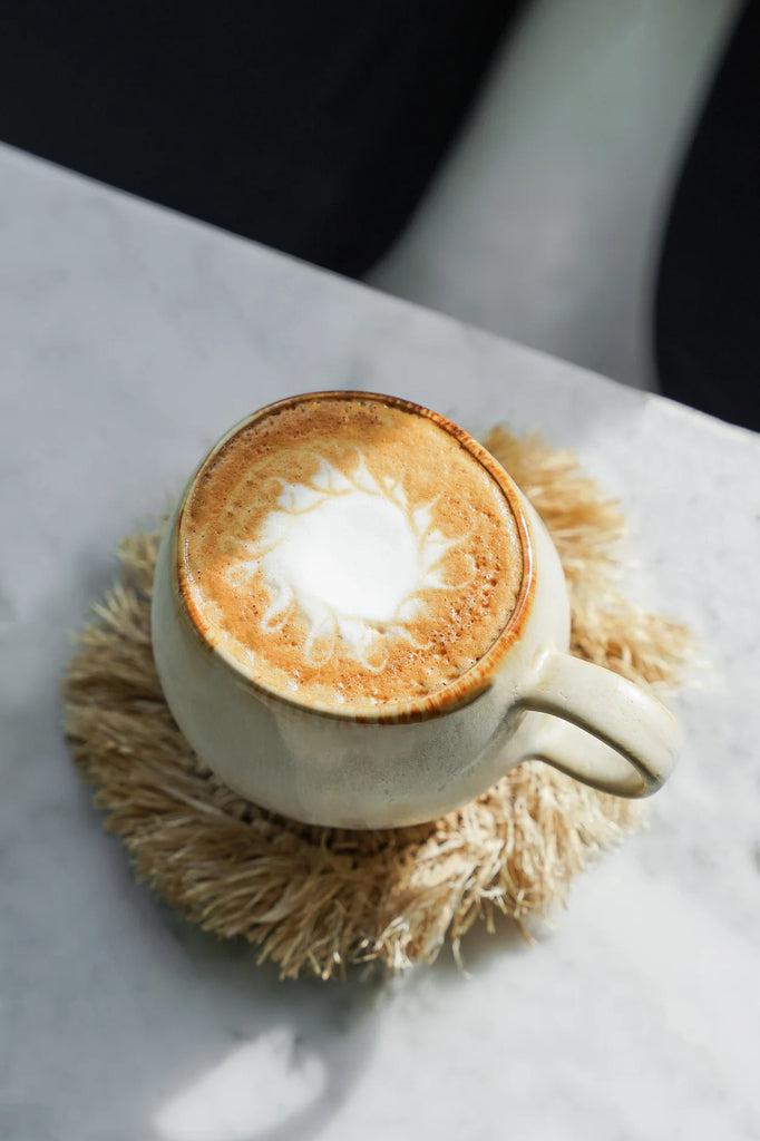 Latte kunst op een zonnige ochtend in een stijlvolle Cascais koffiemok, perfect voor elke gelegenheid.