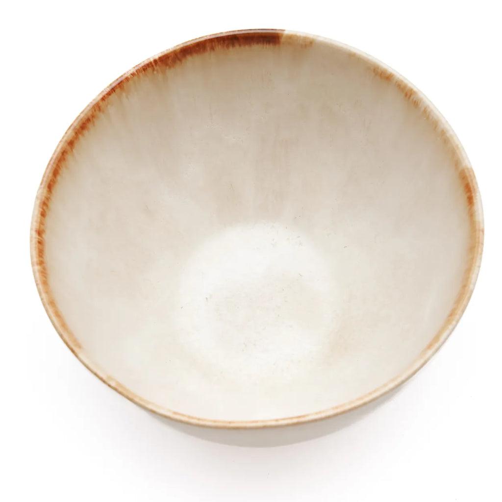 Alt Tag: "Portugees keramiek kom met wit en gele tinten, perfect voor elke gelegenheid. Handgemaakt servies voor stijlvolle tafeldekking."