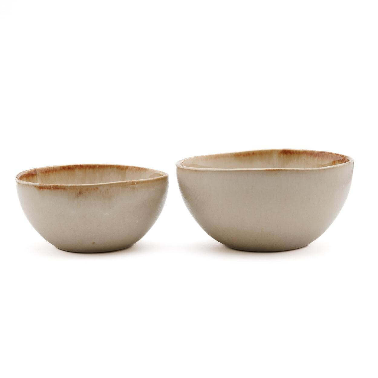 Twee handgemaakte witte keramische kommen met gele accenten, perfect voor een stijlvolle tafelsetting. Portugese charme voor elke gelegenheid.