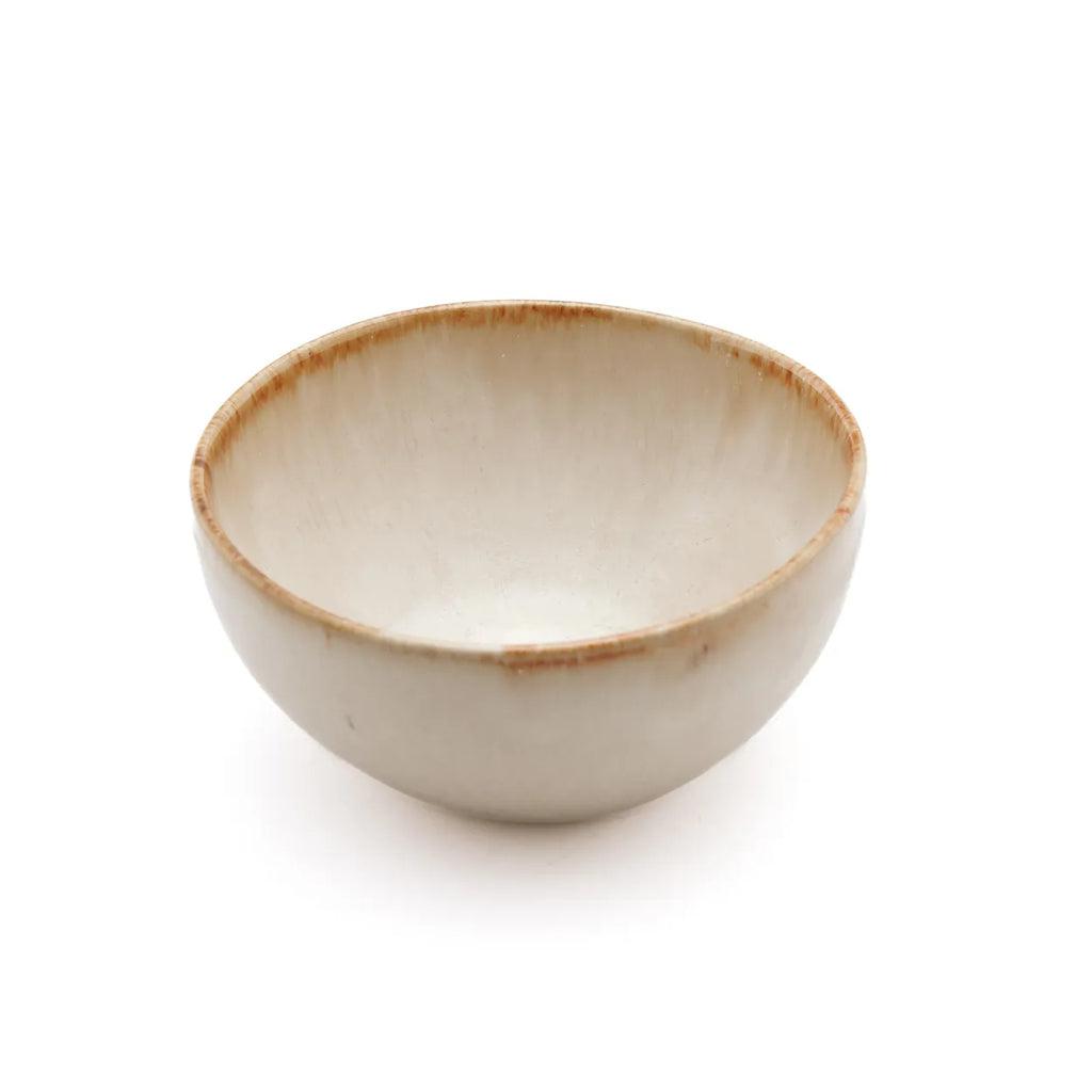Elegant witte kom met gele rand van Portugese keramiek, perfect voor elke gelegenheid. Handgemaakt en uniek servies voor een gedekte tafel.