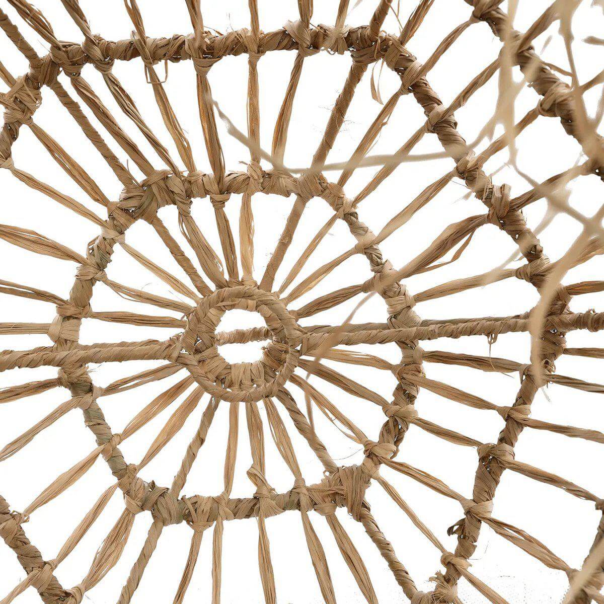 Detail van de handgemaakte Casita hanglamp van natuurlijk mendonggras. Tropisch design met interessante lichteffecten.