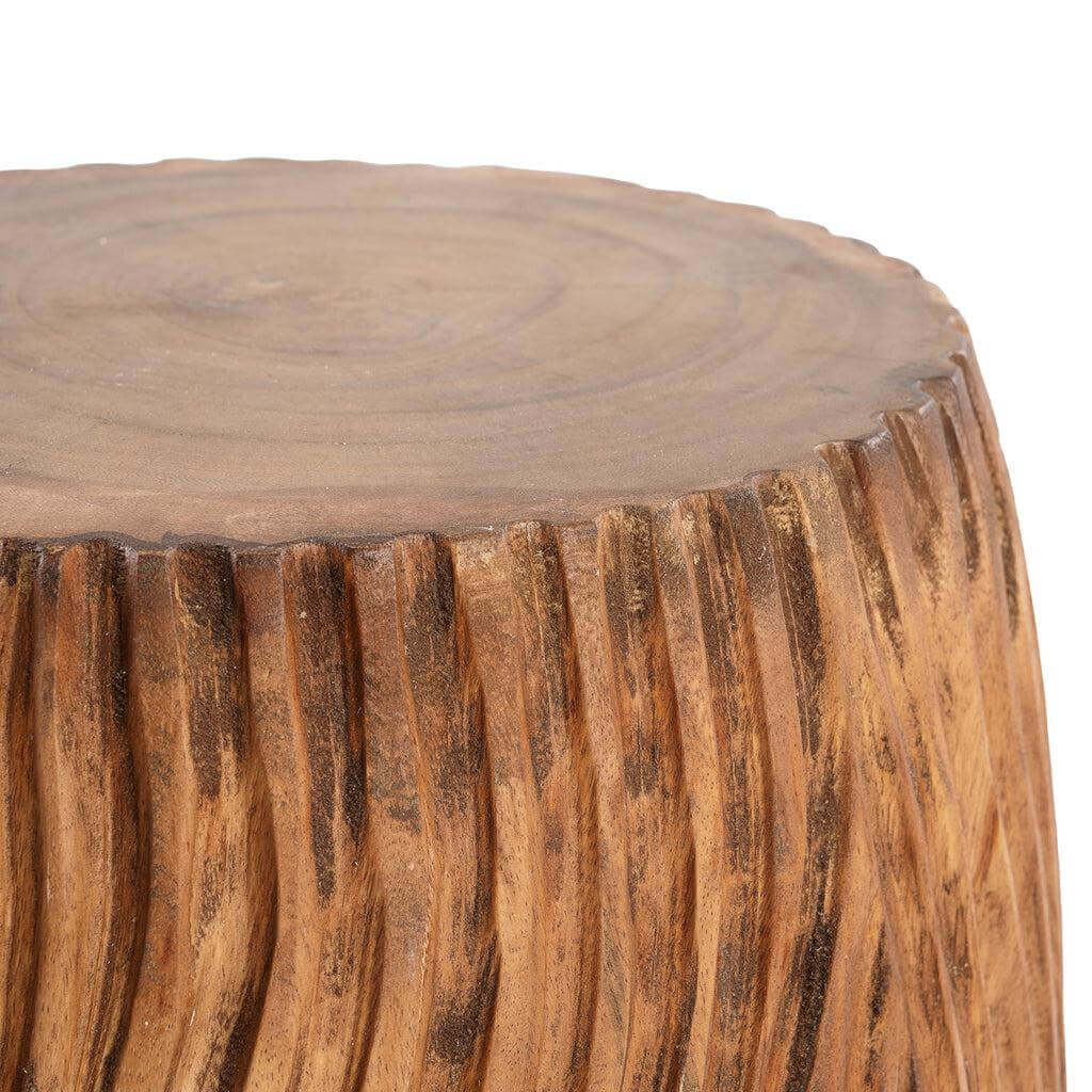 Detail van de Celebes kruk in naturel kleur, met donkere suarhout afwerking en boomring houtsnijwerk, perfect voor binnen of overdekt buitengebruik.
