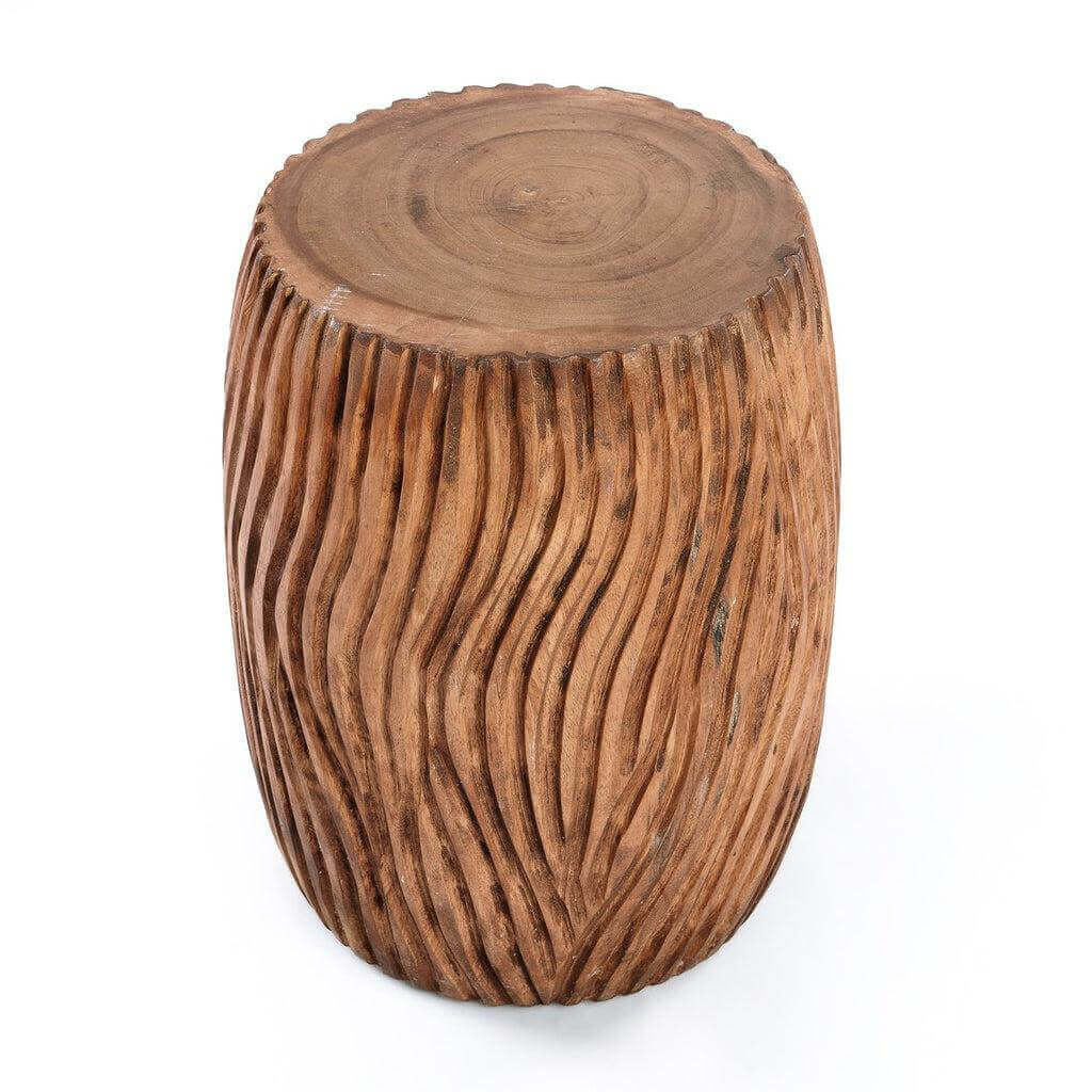 De Celebes kruk van suarhout met boomring-snijwerk, geschikt voor binnen of overdekte buitenruimtes, in natuurlijke kleur.