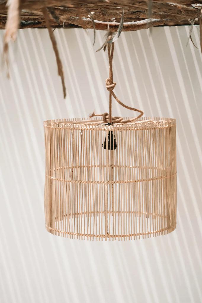 Rotan De Chacha Hanglamp in naturel, kegelvormig. Stijlvolle schaduwpatronen. Geschikt voor kamers en overdekte buitenruimtes.