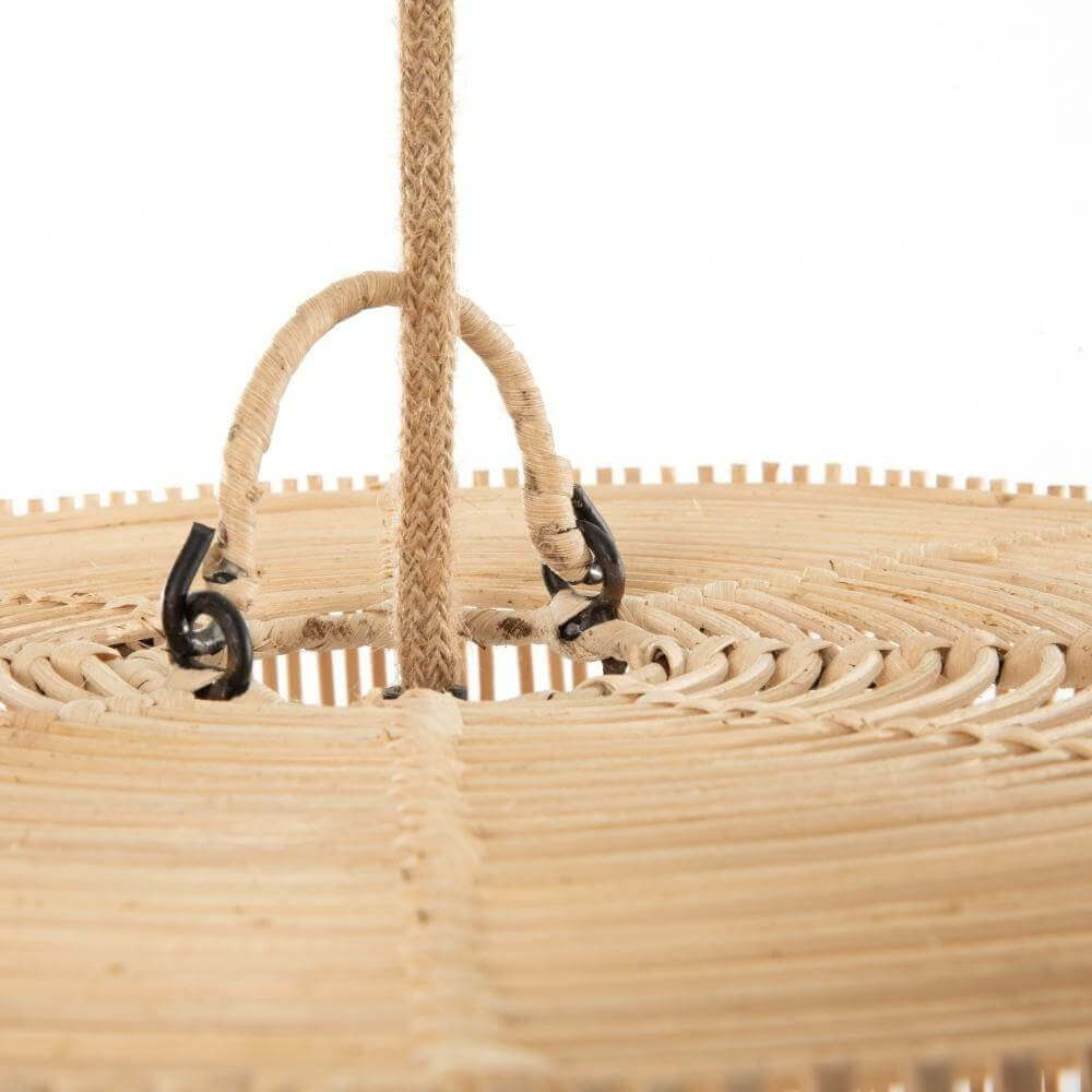 De Chacha hanglamp in naturel rotan, elegant geweven ontwerp, geschikt voor elk interieur, creëert prachtige schaduwpatronen.