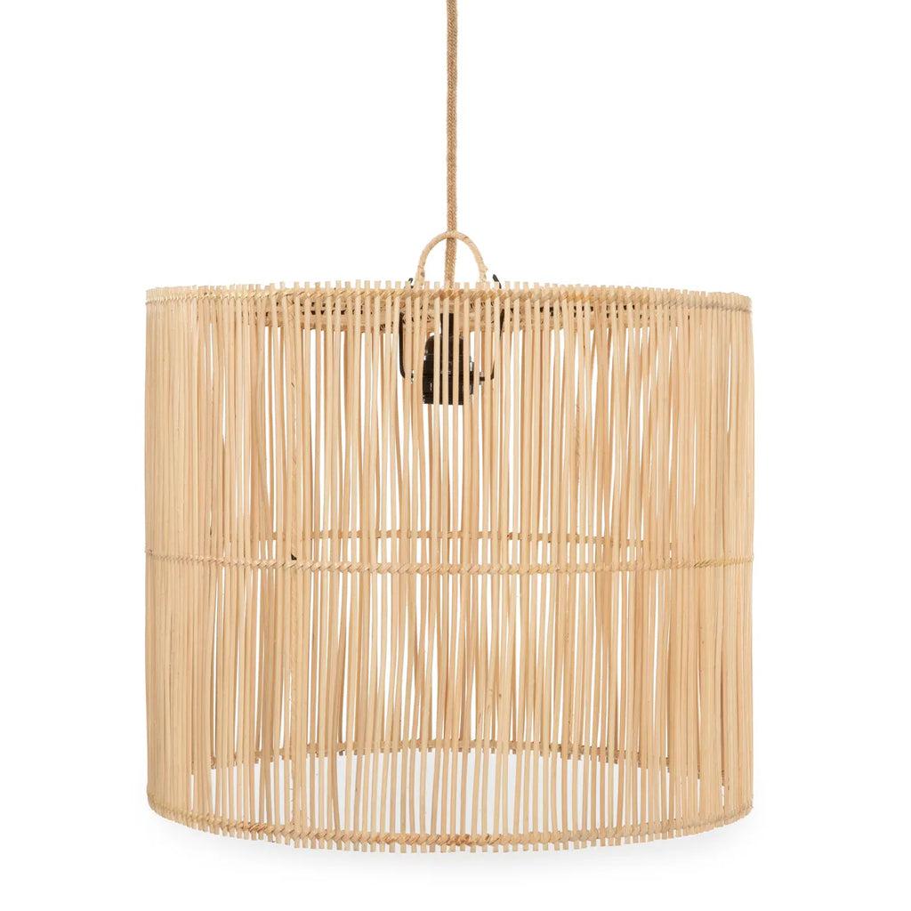 Alt Tag: "De Chacha Hanglamp in naturel rotan, kegelvormig en elegant, geschikt voor elke ruimte met prachtige schaduwpatronen."