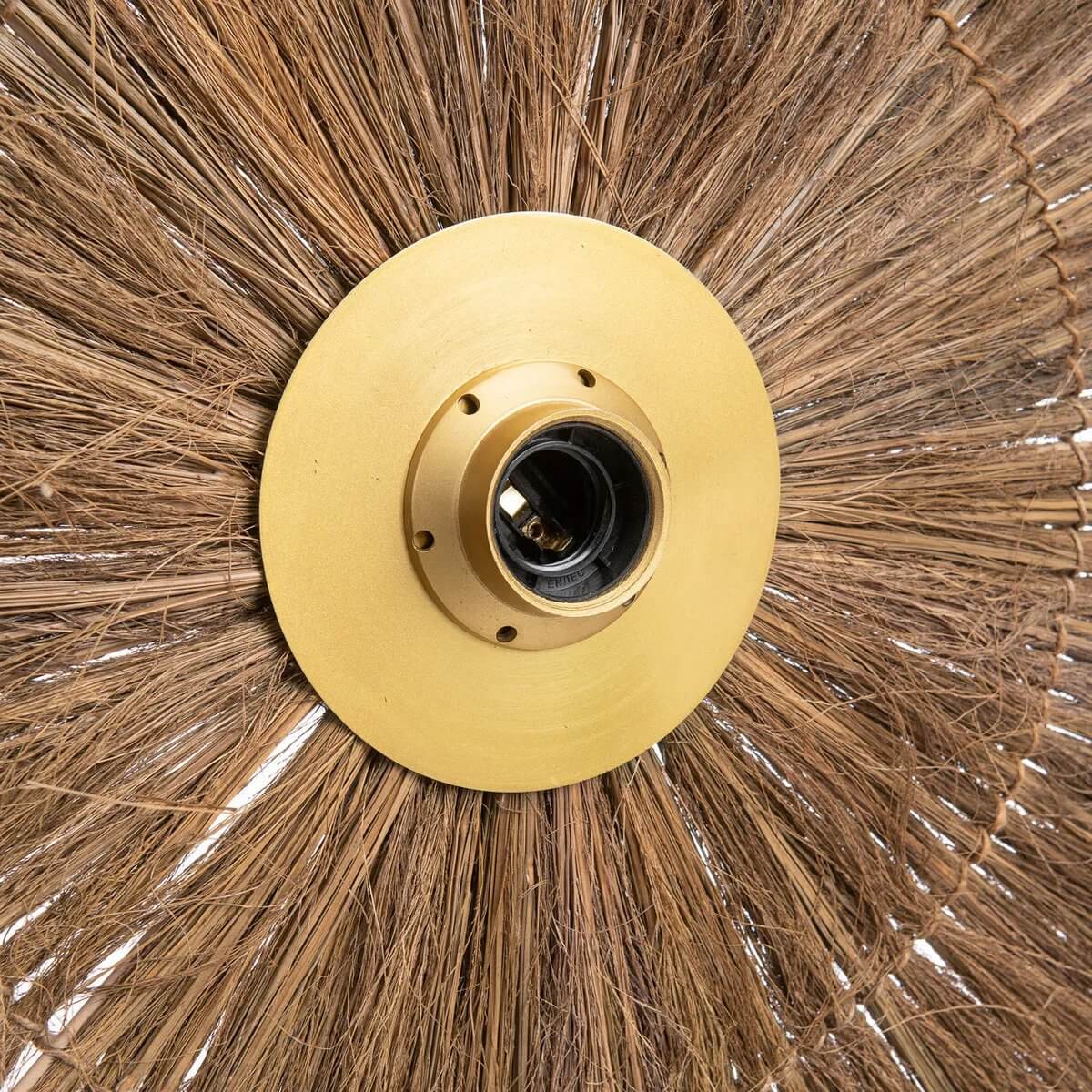 De Chi-Chi wandlamp van messing met natuurlijk grasontwerp, ideaal voor sfeervolle verlichting in huis of overdekte ruimtes.