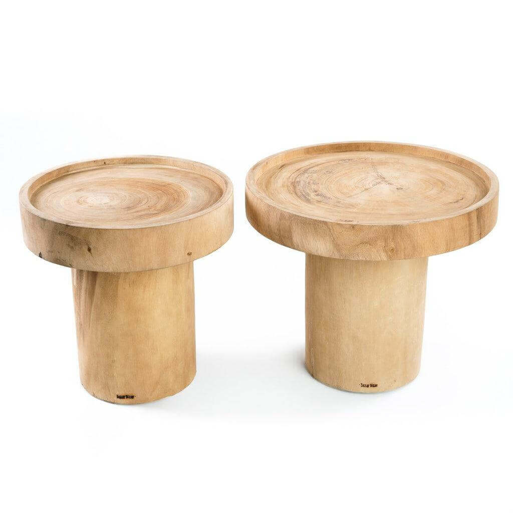 Twee Chimborazo bijzettafels van natuurlijk suarhout, met een ronde vorm en een stevige houten basis voor stabiliteit. Perfect voor elke ruimte.