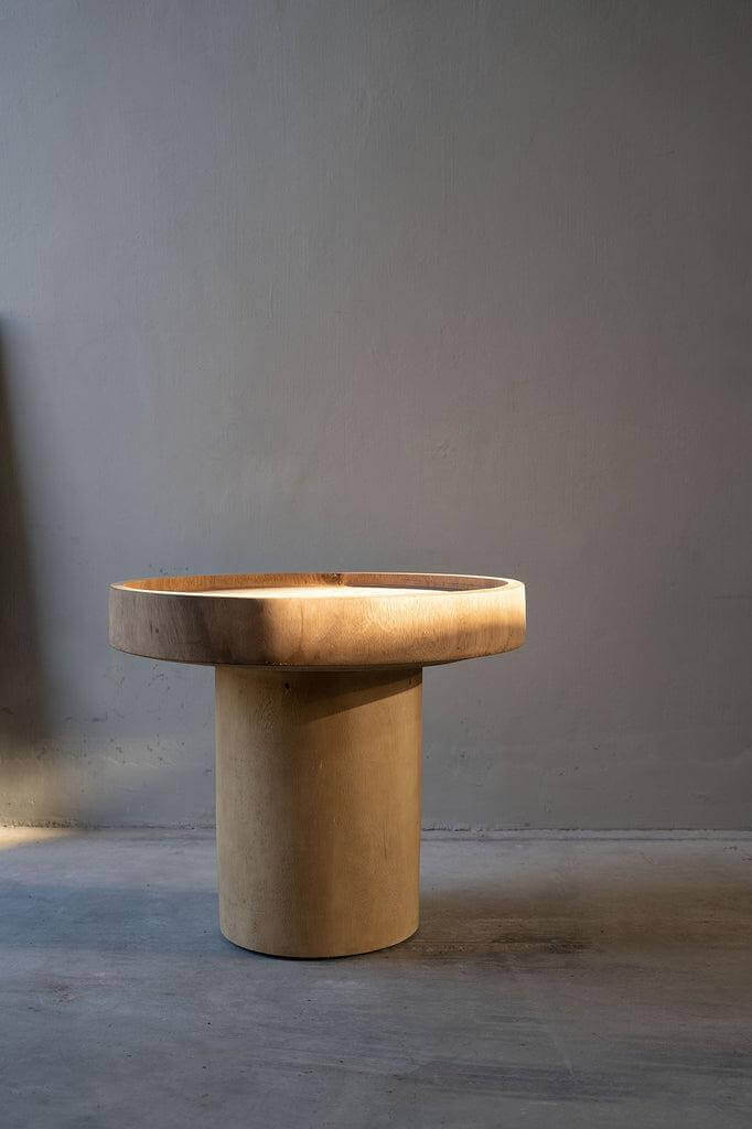 Alt Tag: Stijlvolle De Chimborazo bijzettafel van naturel suarhout met stevige basis, perfect voor woonkamer of slaapkamer.