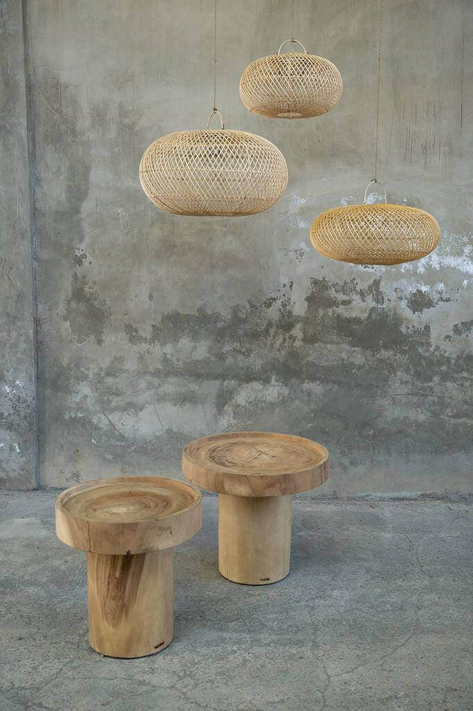 Twee houten Chimborazo bijzettafels met hanglampen in een moderne kamer, gemaakt van onbehandeld suarhout voor natuurlijke schoonheid.