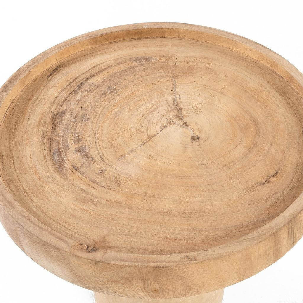 De Chimborazo bijzettafel van suarhout met natuurlijke afwerking en subtiele rand, ideaal voor elke ruimte.