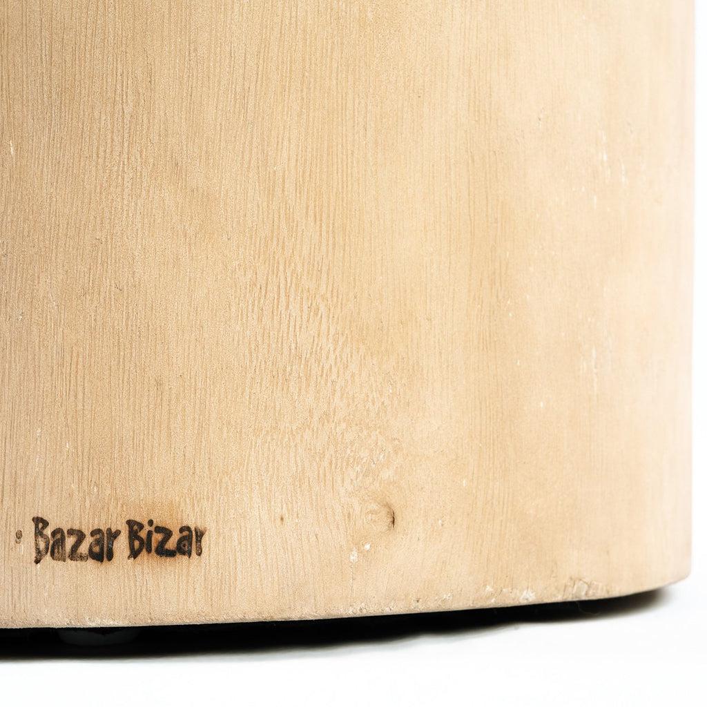 Close-up van de natuurlijke suarhouten Chimborazo bijzettafel met Bazar Bizar logo.