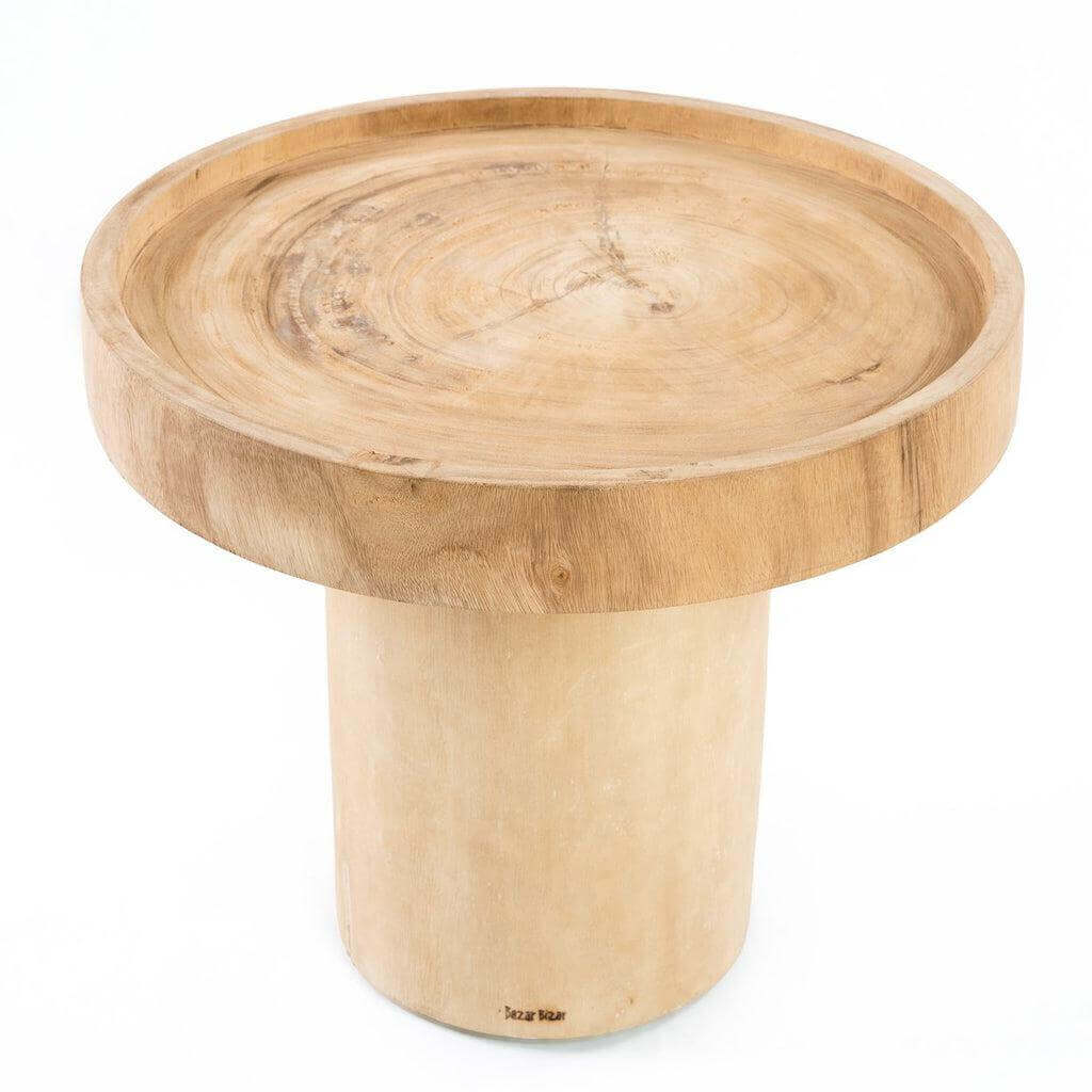 De Chimborazo bijzettafel van suarhout met natuurlijke kleur en ronde vorm op een stevige basis, perfect voor elk interieur.