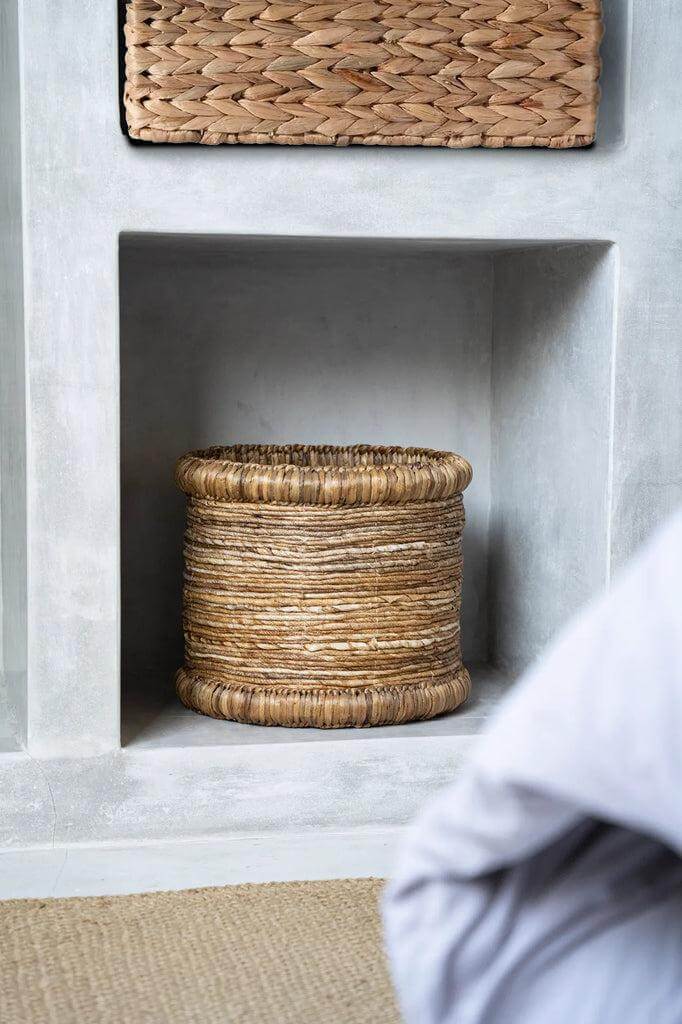 Elegante De Chuka mand, handgeweven van waterhyacint en bananenblad, past perfect in elke interieurhoek.