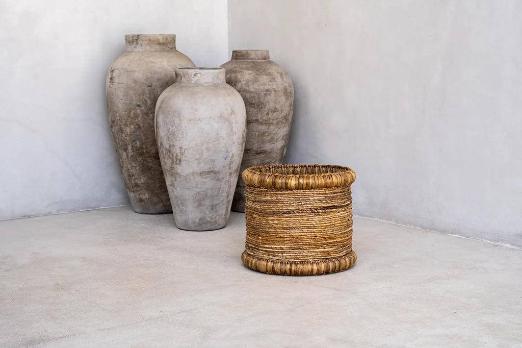 De Chuka mand van natuurlijke materialen, handgeweven en elegant, perfect voor stijlvolle opslag in huis.