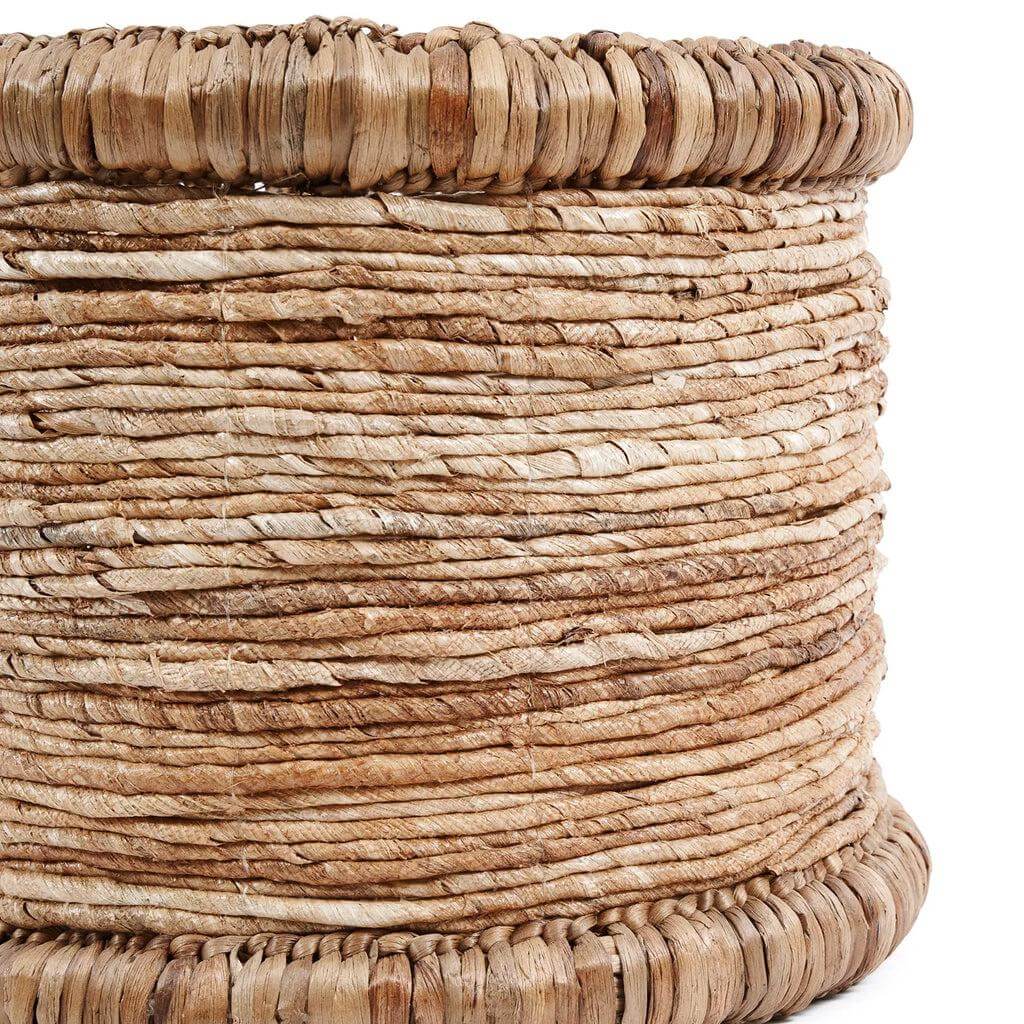 Handgeweven De Chuka mand van waterhyacint en bananenblad, elegante ronde opslagoplossing.
