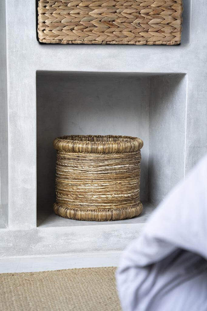 Handgeweven De Chuka mand van waterhyacint en bananenblad, elegant en functioneel, perfect voor natuurlijke decoratie.