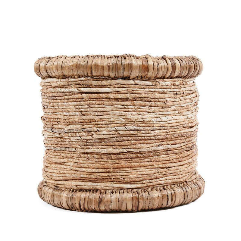 Ronde handgeweven De Chuka mand van waterhyacint en bananenblad, perfect voor stijlvolle opslag en decor.