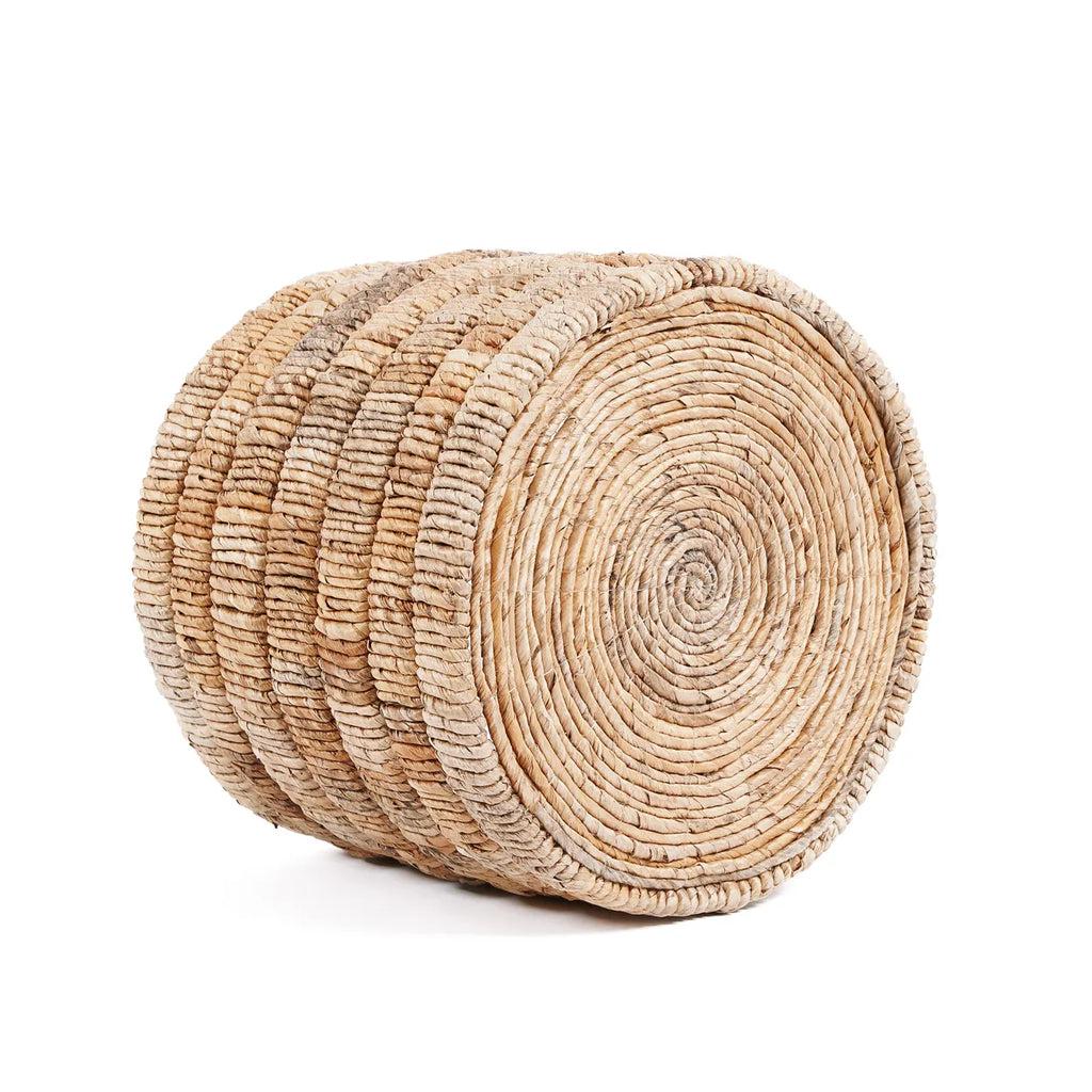 Handgeweven mand van bananenblad met elegant rijenpatroon, ronde vorm, perfecte opbergoplossing en decoratief detail.