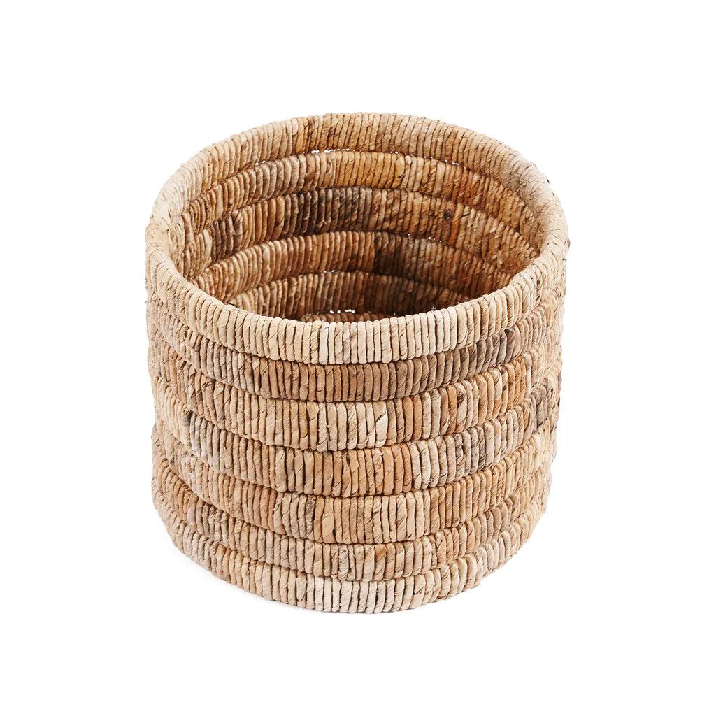 Handgeweven mand van bananenblad met rijenpatroon, ronde vorm; een perfecte mix van traditionele kunst en modern design.