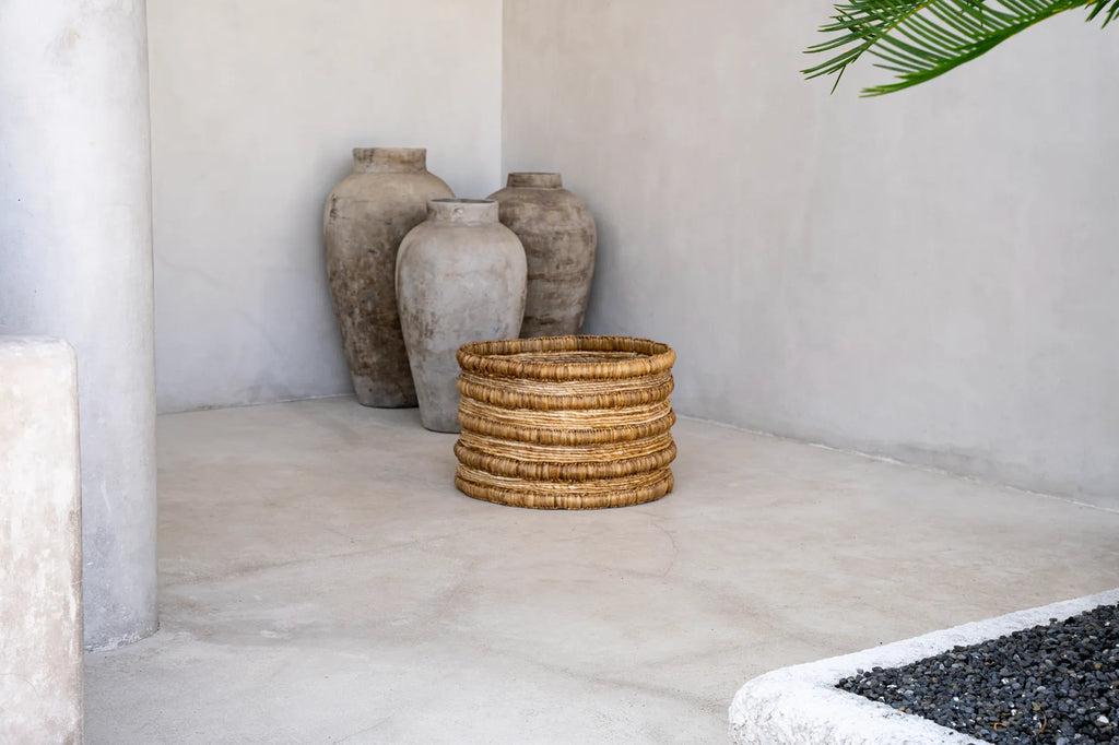 Chungu mand in minimalistisch interieur, straalt duurzaamheid en kunstzinnigheid uit. Perfect voor stijlvolle opslag of als designstuk.