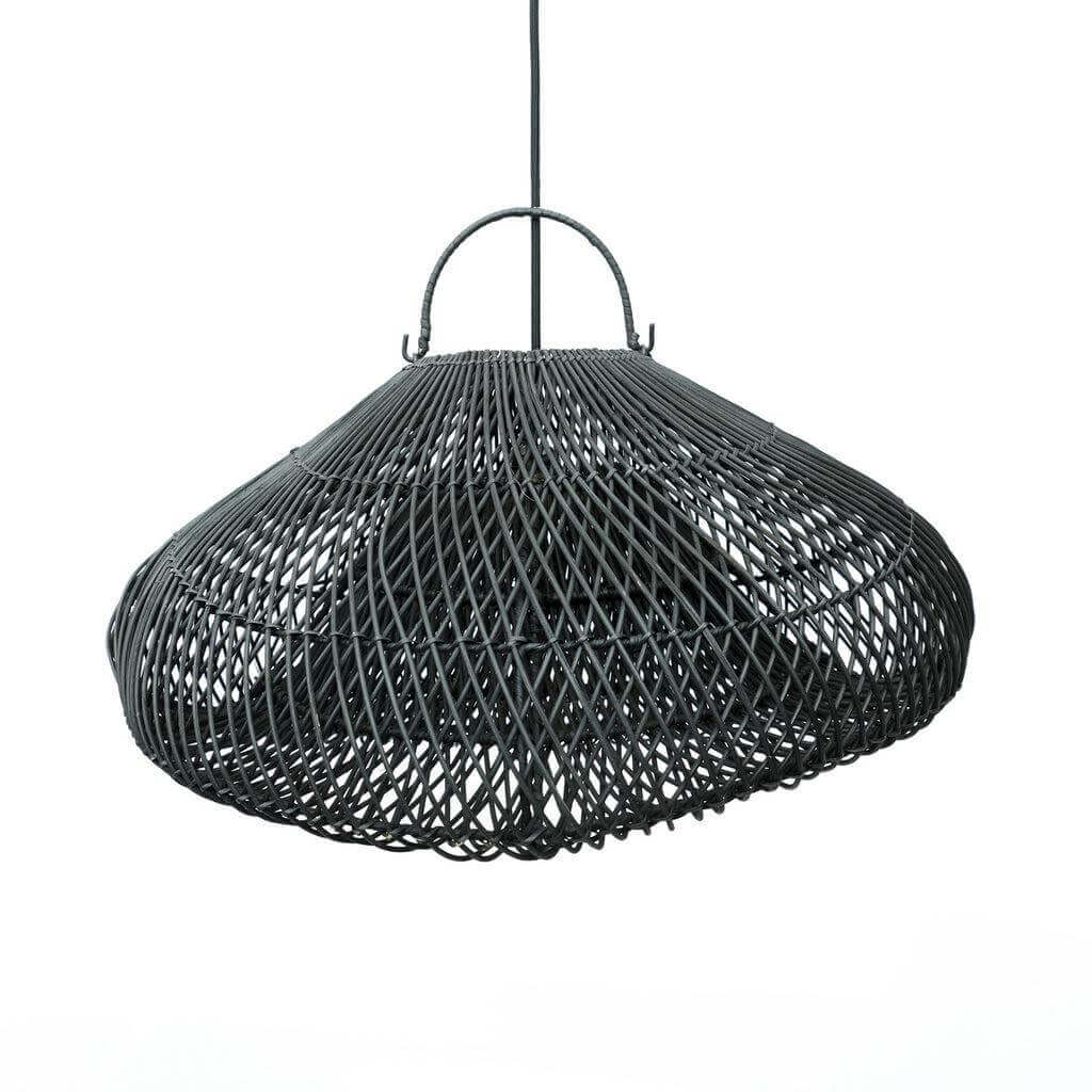 Zwarte rotan hanglamp in wolkvorm, bohemian stijl voor sfeervolle woonruimtes en terrassen.