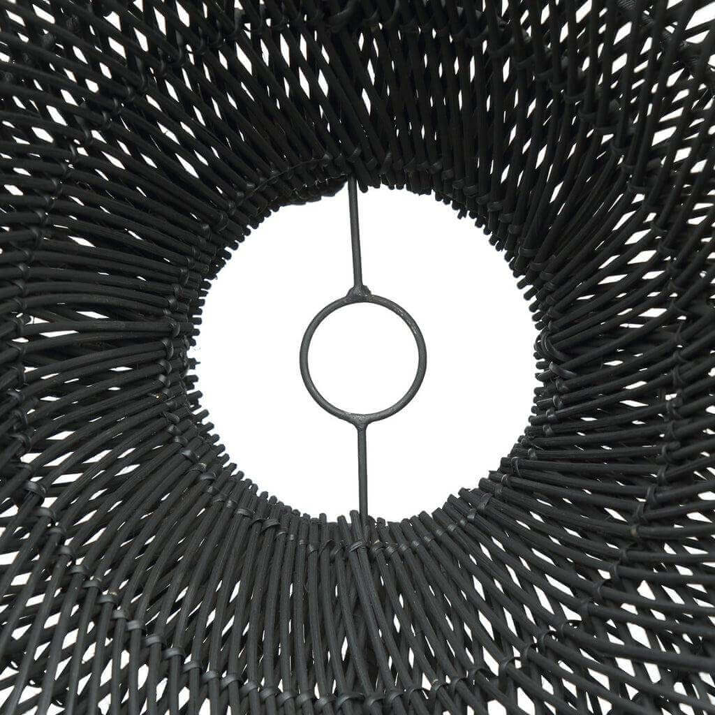 Close-up van zwarte wolkvormige rotan hanglamp, boho stijl, handgemaakt design, perfect voor sfeer in elke ruimte.