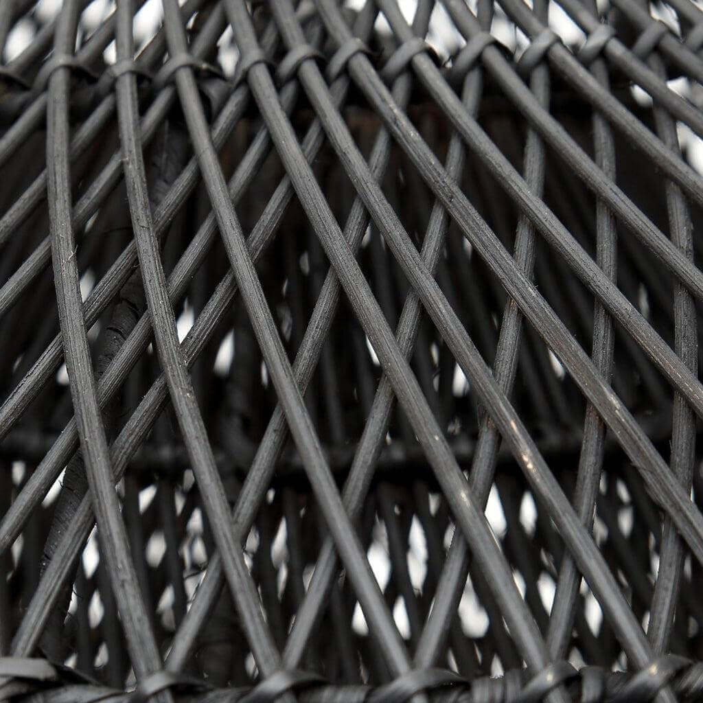 Close-up van zwart rotan weefsel van de wolkvormige hanglamp, boho stijl voor sfeervolle interieurdecoratie.