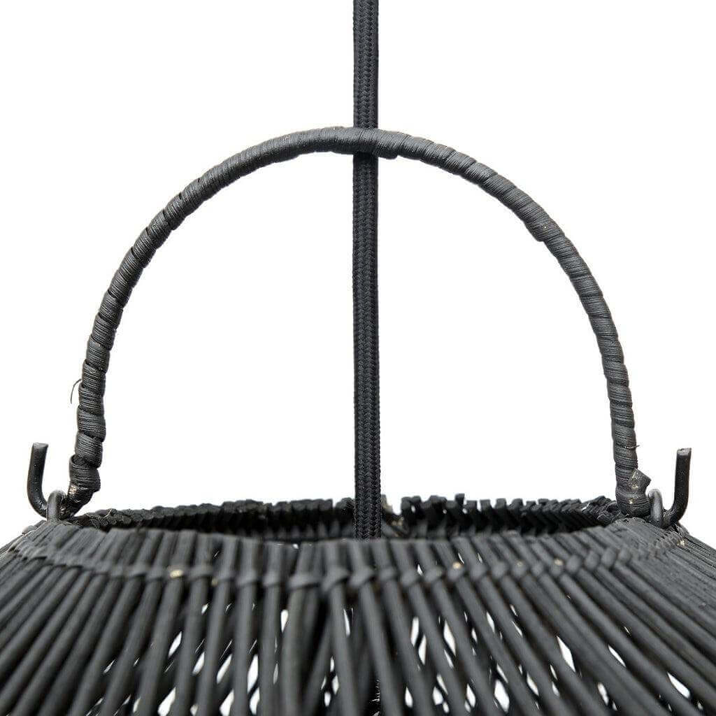 Zwarte wolkvormige rotan hanglamp, bohemian stijl, detailopname, natuurlijke elegantie voor elk interieur.