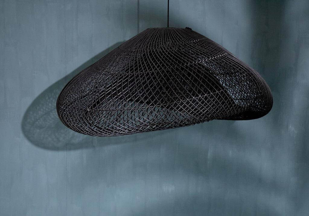 Prachtige zwarte XXL rotan hanglamp in wolkvorm, boho stijl. Perfect voor slaapkamer, kinderkamer of terras. Exclusief bekabeling.