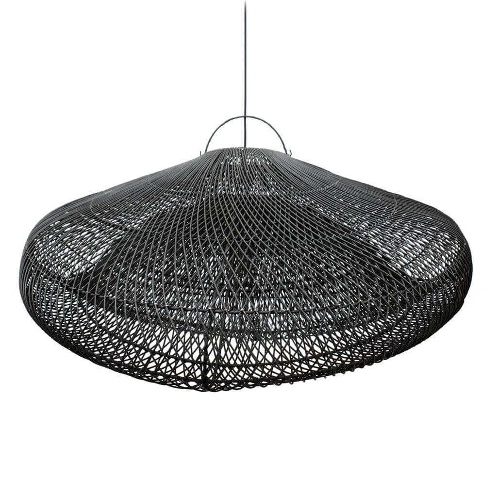 De Cloud Hanglamp XXL in zwart rotan met wolkvormige stijl; ideaal voor slaapkamers of terrassen, zonder bekabeling inbegrepen.