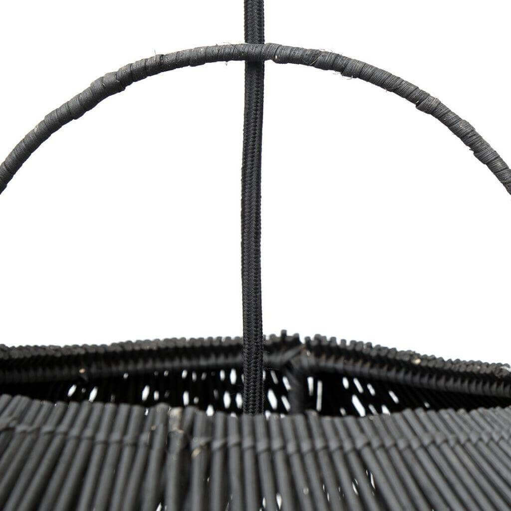 Close-up van de handgemaakte zwarte rotan De Cloud Hanglamp in XXL formaat, perfect voor boho interieurs. Geen bekabeling inbegrepen.