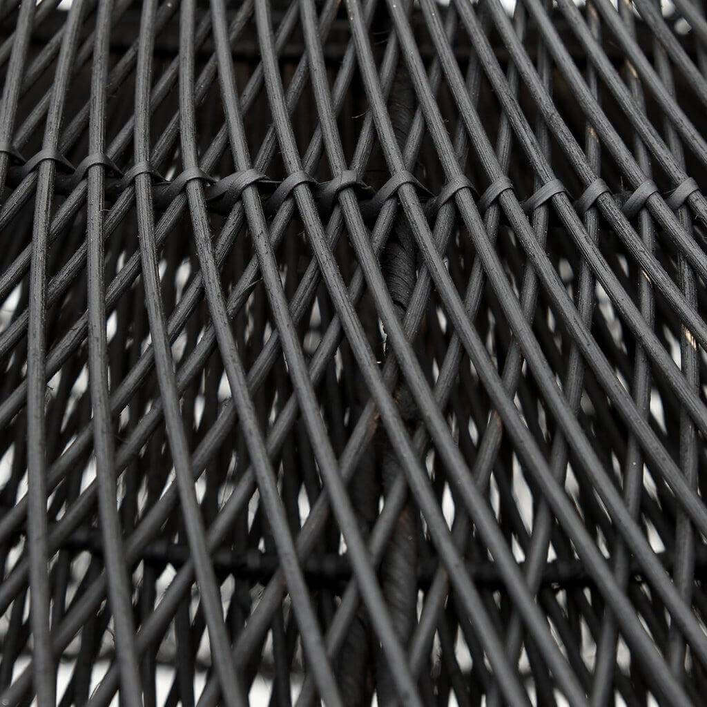 Detail van zwart rotan weefsel van De Cloud Hanglamp in XXL-formaat, ideaal voor boho interieur.