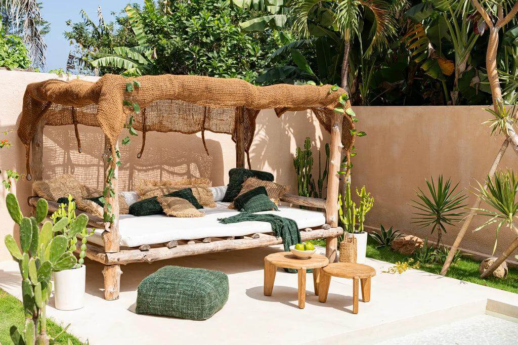 Coco Shade in een tuin: rechthoekige natuurlijke 300x300 schaduwbedekking met kokosvezelbaldakijn, ontspannen oase voor buitenliefhebbers.